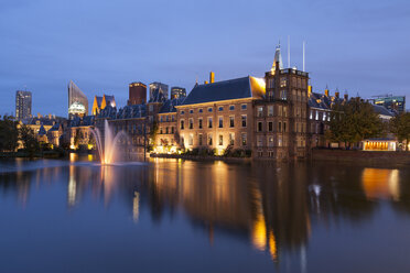 Niederlande, Den Haag, Binnenhof bei Nacht - WIF001192