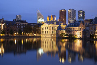 Niederlande, Den Haag, Binnenhof, Hochhäuser und Museum Mauritshuis bei Nacht - WIF001191