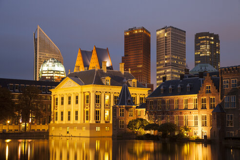 Niederlande, Den Haag, Binnenhof, Hochhäuser und Museum Mauritshuis bei Nacht - WIF001190