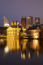 Niederlande, Den Haag, Binnenhof, Hochhäuser und Museum Mauritshuis bei Nacht - WIF001189