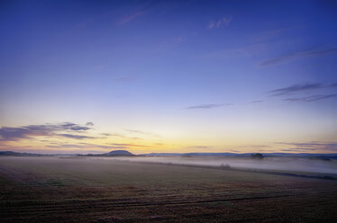 Großbritannien, Schottland, East Lothian, Haddington, Sonnenaufgang über einem Feld - SMAF000282