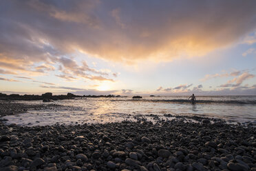 Spanien, Kanarische Inseln, La Gomera, Valle Gran Rey, Abend am Kieselstrand - SIEF006323