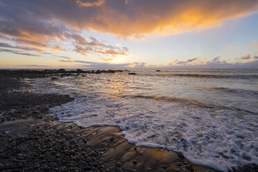 Spain, Canary Islands, La Gomera, Valle Gran Rey, evening at shingle beach - SIE006324