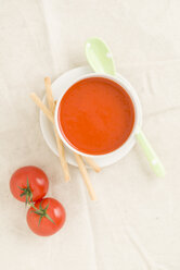 Tomatencremesuppe in einer Tasse, Grissini - ECF001631