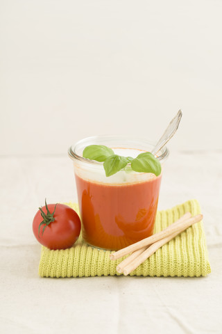 Tomatencremesuppe im Glas, Grissini, lizenzfreies Stockfoto