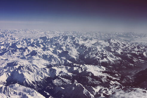 Blick auf verschneite Alpen aus dem Flugzeug - MFF001335