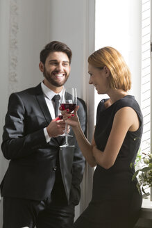 Elegantes Paar mit Rotweingläsern im Restaurant - WESTF020384