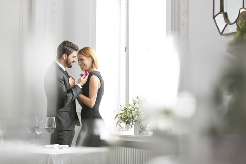 Elegantes Paar mit Verlobungsring im Restaurant, lizenzfreies Stockfoto