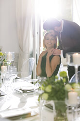 Elegantes Paar im Restaurant - WESTF020397