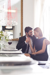 Elegantes Paar umarmt sich im Restaurant - WESTF020403