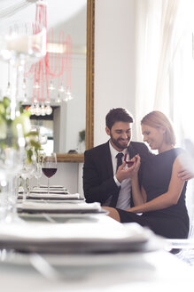 Elegantes Paar mit Verlobungsring im Restaurant - WESTF020405