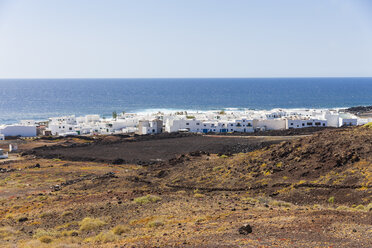 Spanien, Kanarische Inseln, Lanzarote, Blick auf das Fischerdorf El Golfo - AMF003513