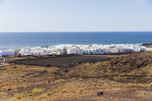 Spanien, Kanarische Inseln, Lanzarote, Blick auf das Fischerdorf El Golfo - AMF003513