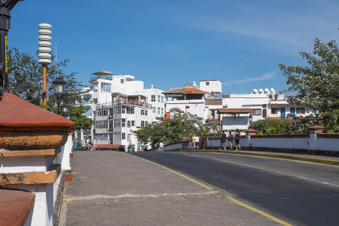 Mexiko, Jalisco, Brücke über den Fluss Cuale, die El Centro von der Zona Romantica in Puerto Vallarta trennt - ABAF001595