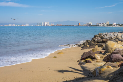 Mexiko, Jalisco, Puerto Vallarta, Felsenstrand an der Uferpromenade Malecon, Blick auf Hotel Zone und Nuevo Vallarta im Norden, Banderas Bay - ABAF001596