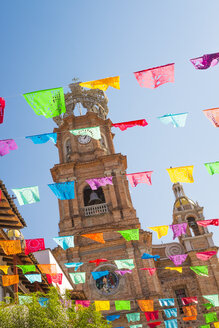 Mexiko, Jalisco, Puerto Vallarta, Bunte Flaggen, Turm der Kirche Unserer Lieben Frau von Guadalupe im Hintergrund - ABAF001597