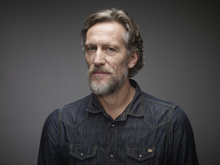 Portrait of pensive mature man in front of grey background - RH000451