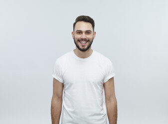 Porträt eines lachenden jungen Mannes vor einem hellen Hintergrund - RH000457