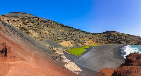 Spanien, Kanarische Inseln, Lanzarote, El Golfo, Charco de los Clicos, Montana de Golfo, grüne Lagune - AMF003517