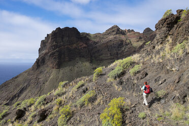 Spain, Canary Islands, La Gomera, Valle Gran Rey, Risco de Tejeleche, Barranco de Guaranel near Taguluche, hiker - SIEF006325