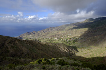 Spanien, Kanarische Inseln, La Gomera, Vallehermoso, Blick auf Alojera - SIEF006327