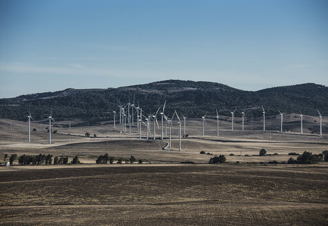 Spanien, Andalusien, Tarifa, Windräder auf dem Feld - KBF000266