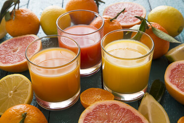 Gläser mit Orangensaft, Grapefruitsaft und Multivitaminsaft - SARF001195