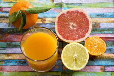 Glass of multivitamine juice and differnet citrus fruits - SARF001198