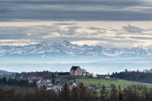 Deutschland, Baden-Württemberg, Landkreis Konstanz, Blick über Bodanrück zum Schloss Freudental, im Hintergrund Schweizer Alpen mit Säntis, Föhnwolken - ELF001416