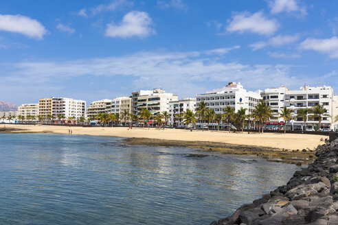 Spanien, Kanarische Inseln, Lanzarote, Arrecife, Blick auf die Strandpromenade - AMF003527