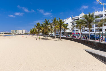 Spanien, Kanarische Inseln, Lanzarote, Arrecife, Blick auf den Sandstrand - AMF003524