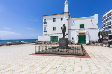 Spanien, Kanarische Inseln, Lanzarote, Arrecife, Blick auf die Statue von Blas Cabrera Felipe - AMF003528
