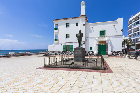 Spanien, Kanarische Inseln, Lanzarote, Arrecife, Blick auf die Statue von Blas Cabrera Felipe - AMF003528