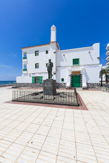 Spanien, Kanarische Inseln, Lanzarote, Arrecife, Blick auf die Statue von Blas Cabrera Felipe - AMF003529