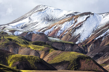 Iceland, Sudurland, Landmannalaugar, snow-covered mountains - STSF000654