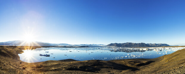 Iceland, Austurland, Joekulsarlon, Glacier lagoon against the sun, Panorama - STSF000660