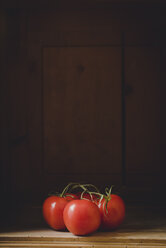 Tomaten auf einem Holzregal - ECF001647