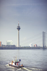 Deutschland, Nordrhein-Westfalen, Düsseldorf, Blick auf Rheinturm, Rheinbrücke und Rhein - DWIF000352