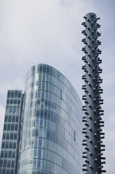 Deutschland, Nordrhein-Westfalen, Düsseldorf, modernes Bürogebäude und Lichtskulptur - DWIF000354