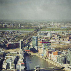 Deutschland, Nordrhein-Westfalen, Düsseldorf, Blick auf den Medienhafen von oben - DWIF000356
