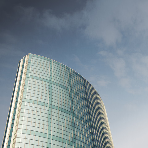 Niederlande, Rotterdam, Blick auf modernes Bürogebäude von unten, lizenzfreies Stockfoto