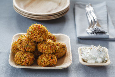 Oat fritters with herbed curd cheese - EVGF001069