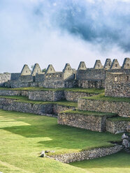 Peru, Gebäude der zerstörten Zitadelle von Machu Picchu - SEGF000198