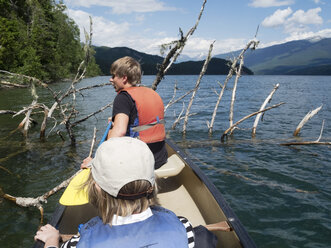 Kanada, British Columbia, Wells Gray Provincial Park, Clearwater Lake, Kanu mit jungem Mann und reifer Frau - HLF000827