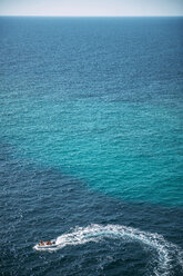 Spanien, Balearische Inseln, Menorca, Cala Enturqueta, Blick auf ein Motorboot im Meer - EHF000004