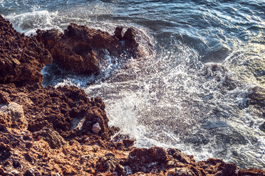 Spanien, Balearen, Menorca, Bucht Cala, Surfen an der Felsenküste - EHF000010