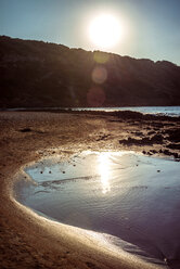 Spanien, Balearische Inseln, Menorca, Bucht Cala bei Sonnenuntergang - EHF000011