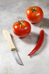 Tomaten, Chilischote und Messer - EVGF001080