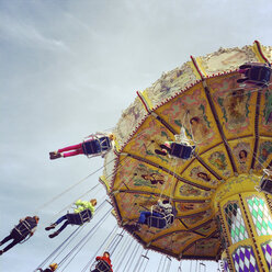 Chairoplane auf einer Kirmes - GWF003359