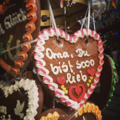 Lebkuchenherz auf einem Rummelplatz, lizenzfreies Stockfoto